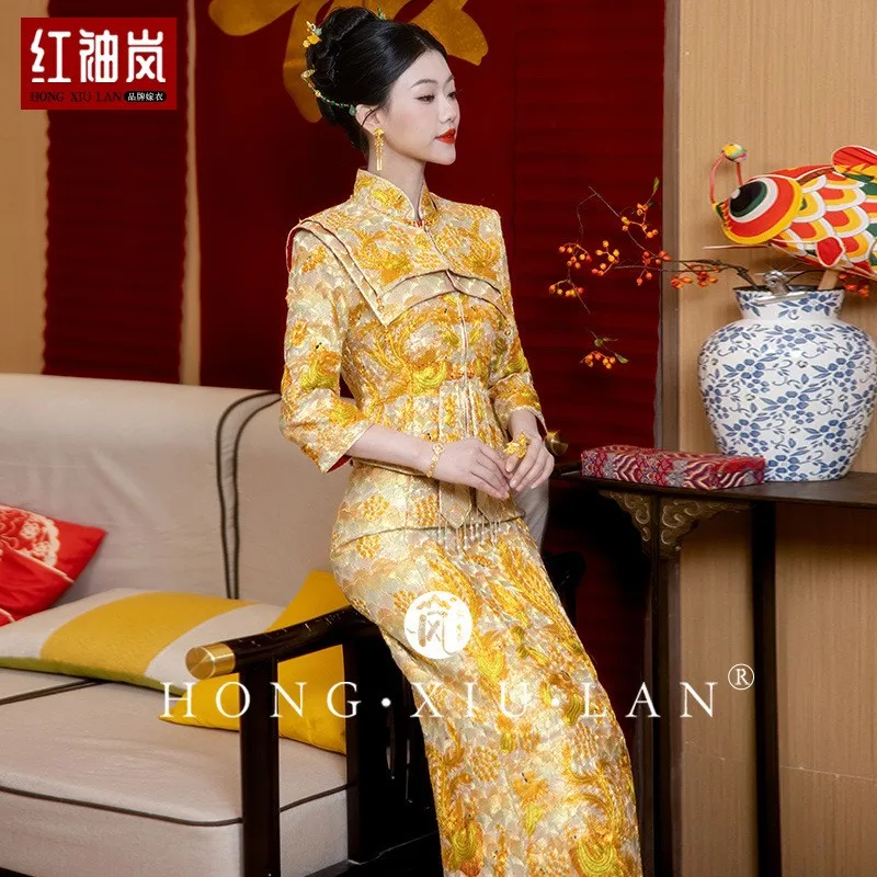 

The new luxurious and elegant dragon phoenix gown is a traditional Chinese wedding dress for brides high-end toast