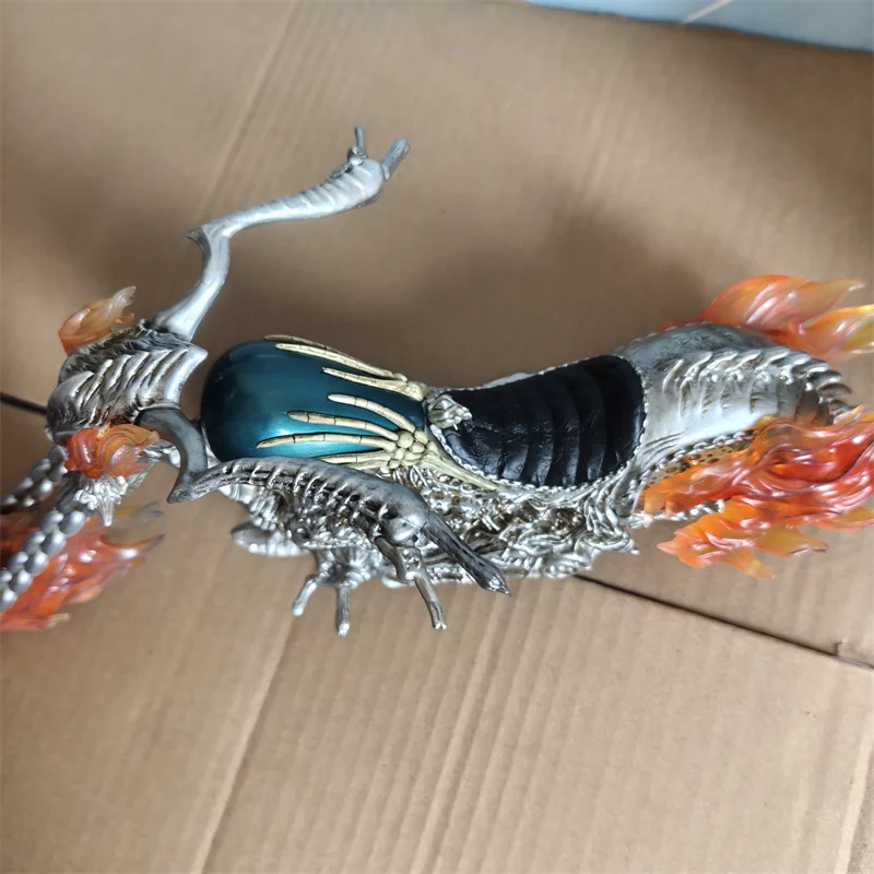 Ghost Rider mit Motorrad Figur zum 85. Jubiläum, Leuchtende Flammen-Effekt Glühende Motorrad-Sammlerfigur Modell Spielzeug 38CM – Detail 10
