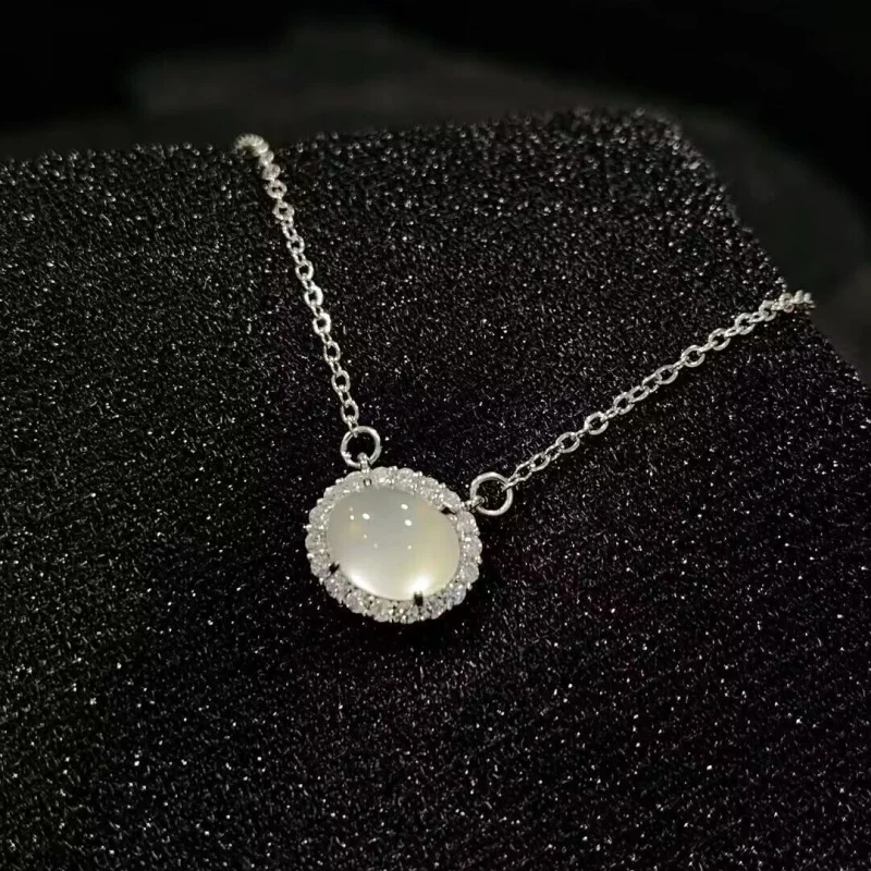 

Посеребренное цельное ожерелье из нефрита с инкрустацией из белого халцедона и агата на ключице, кулон