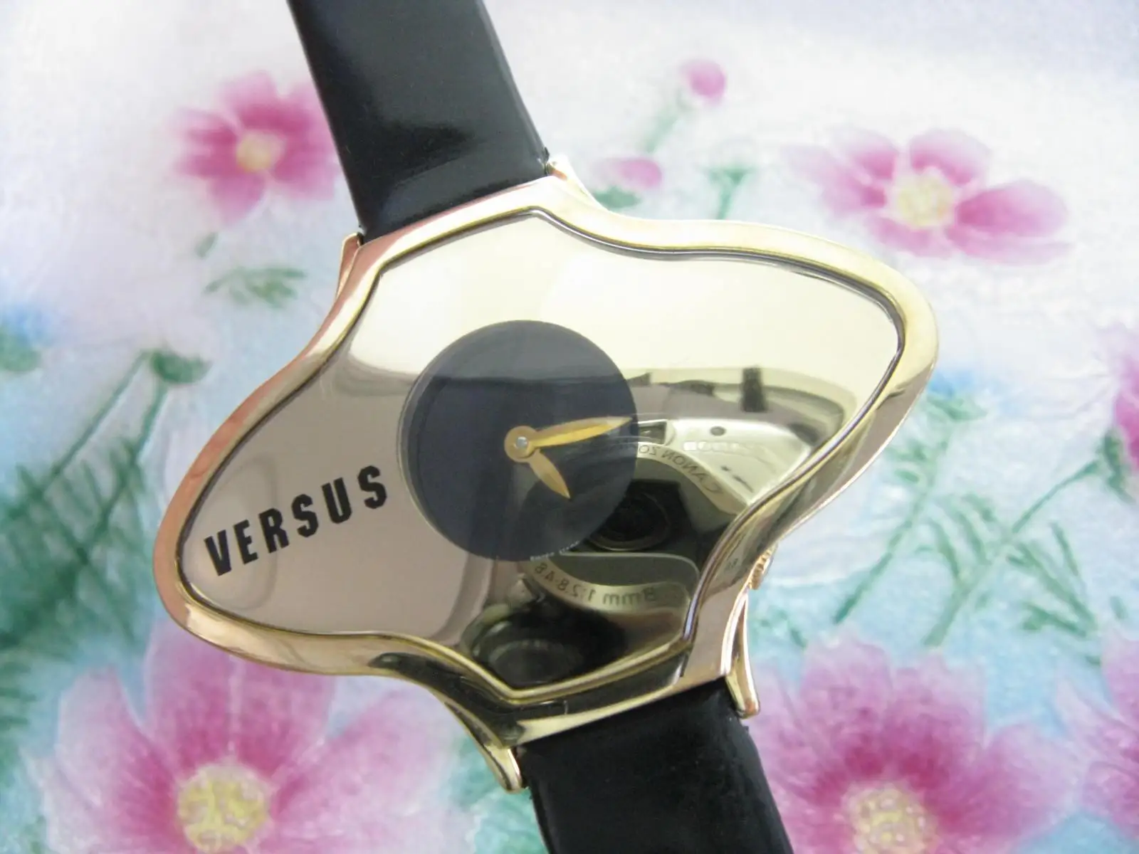 

Special-shaped Four pointed star versus Gold-plated quartz women's watch