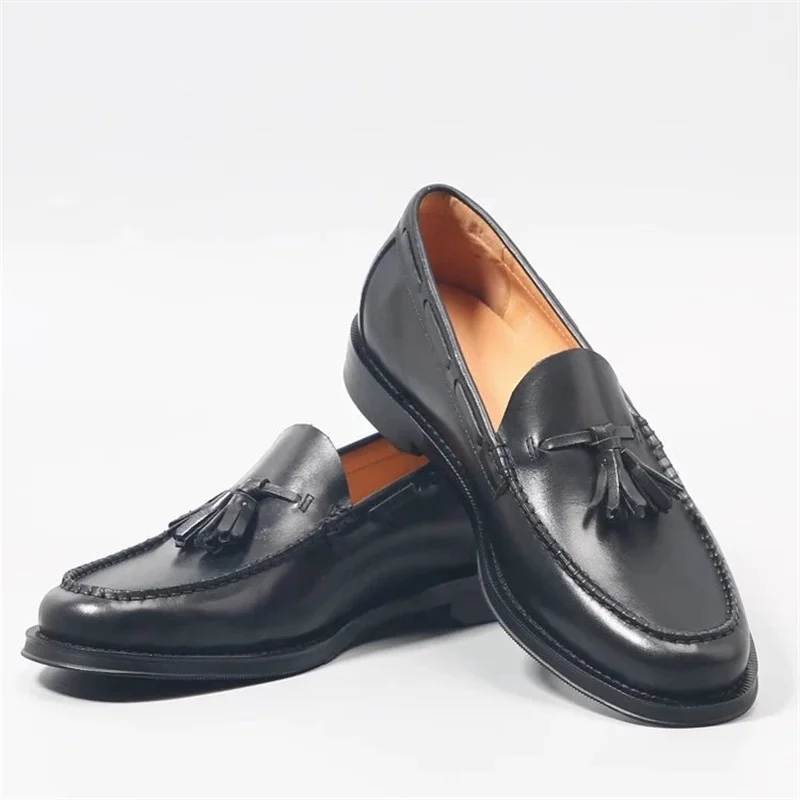 

Роскошные оригинальные свадебные модельные туфли из натуральной кожи. Элегантные лучшие мужские лоферы с кисточками — простой стиль 2025 года.