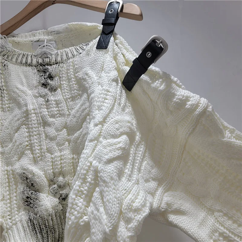 2025 خريف جديد حار فتاة مشبك معدني حزام حزام خارج الكتف ممزق البلوز محبوك سترة للنساء ، سحب فام