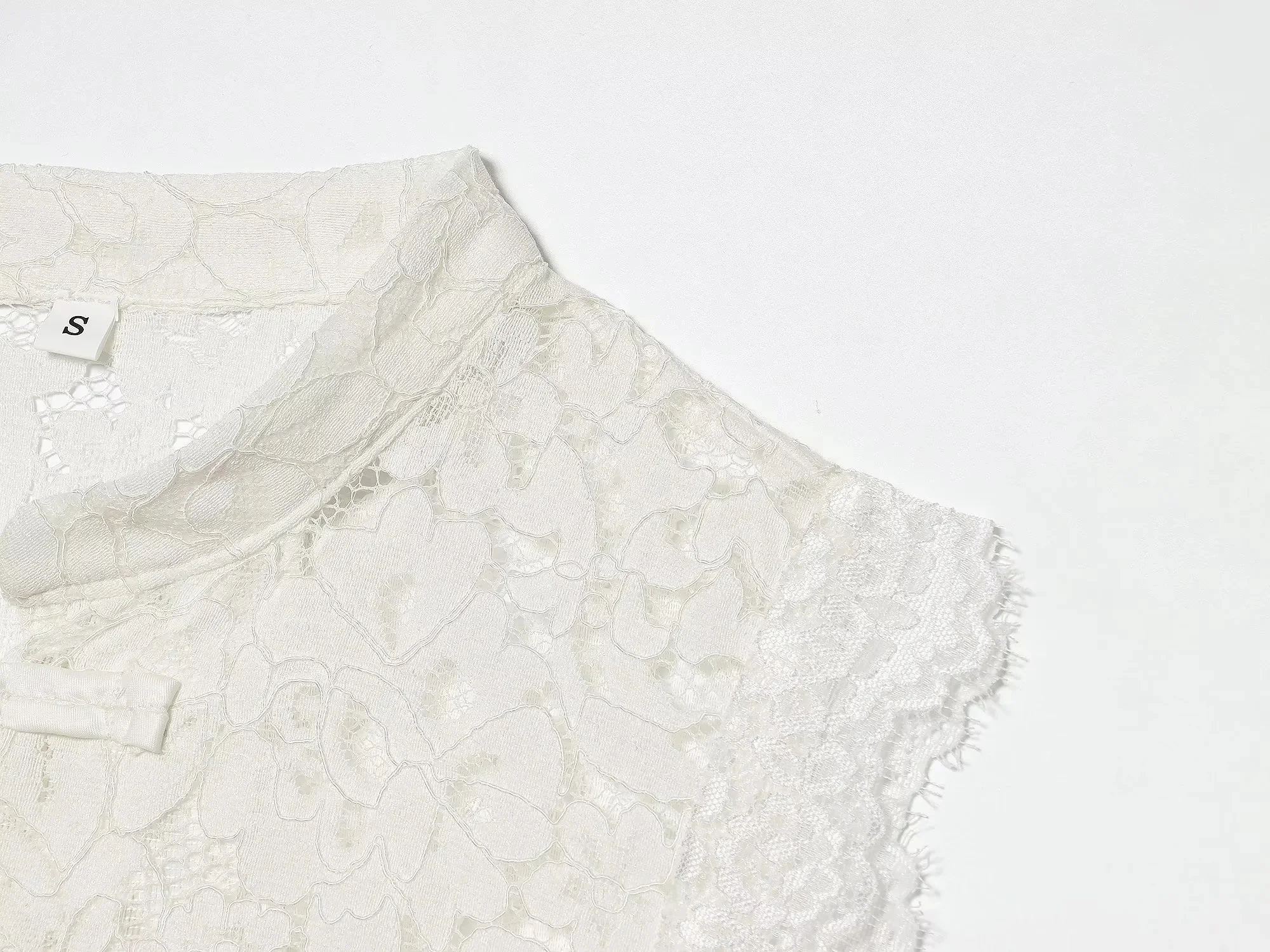 KONDALA Festliches, sexy schickes Damen-Tanktop mit Spitze, Knöpfen, Cut-Outs und Umlegekragen, ärmelloses Oberteil, modisch, Frühjahr/Sommer 2026 – Detail 23