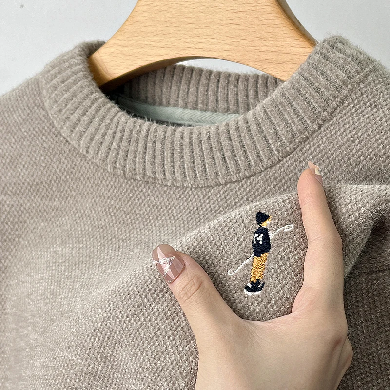 سترة رجالية فاخرة سميكة للخريف تحافظ على الدفء برقبة دائرية بلوفر مطرز رائع ملابس رجالية متماسكة عالية الجودة