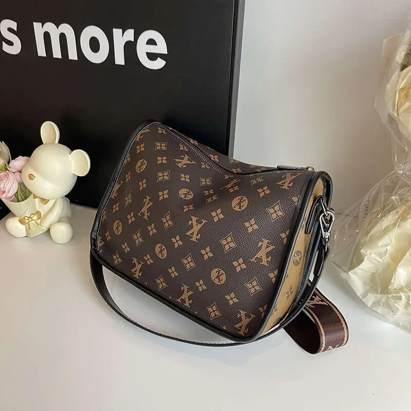 

Designer Bags for Women Elegant Handbags Versatile Large Capacity Commuter Fashion Single Shoulder Crossbody Bag Trendy