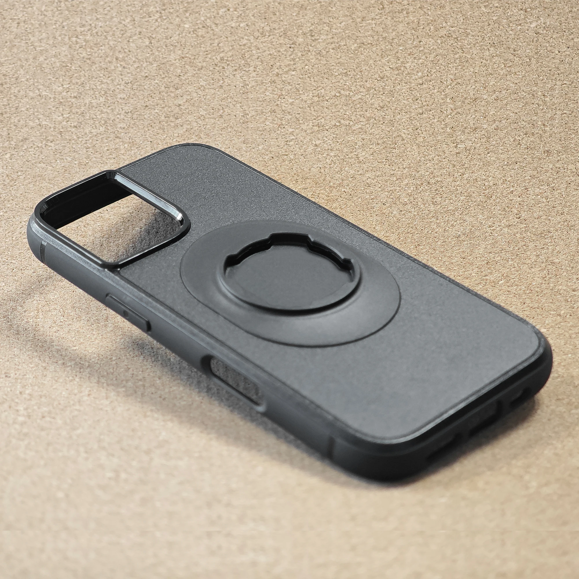 حافظة تثبيت سريعة لهاتف آيفون 17/16/15/14/13/12 Air Pro Max غطاء مغناطيسي مناسب لحامل الدراجة النارية رباعي الطراز مع تصميم قفل