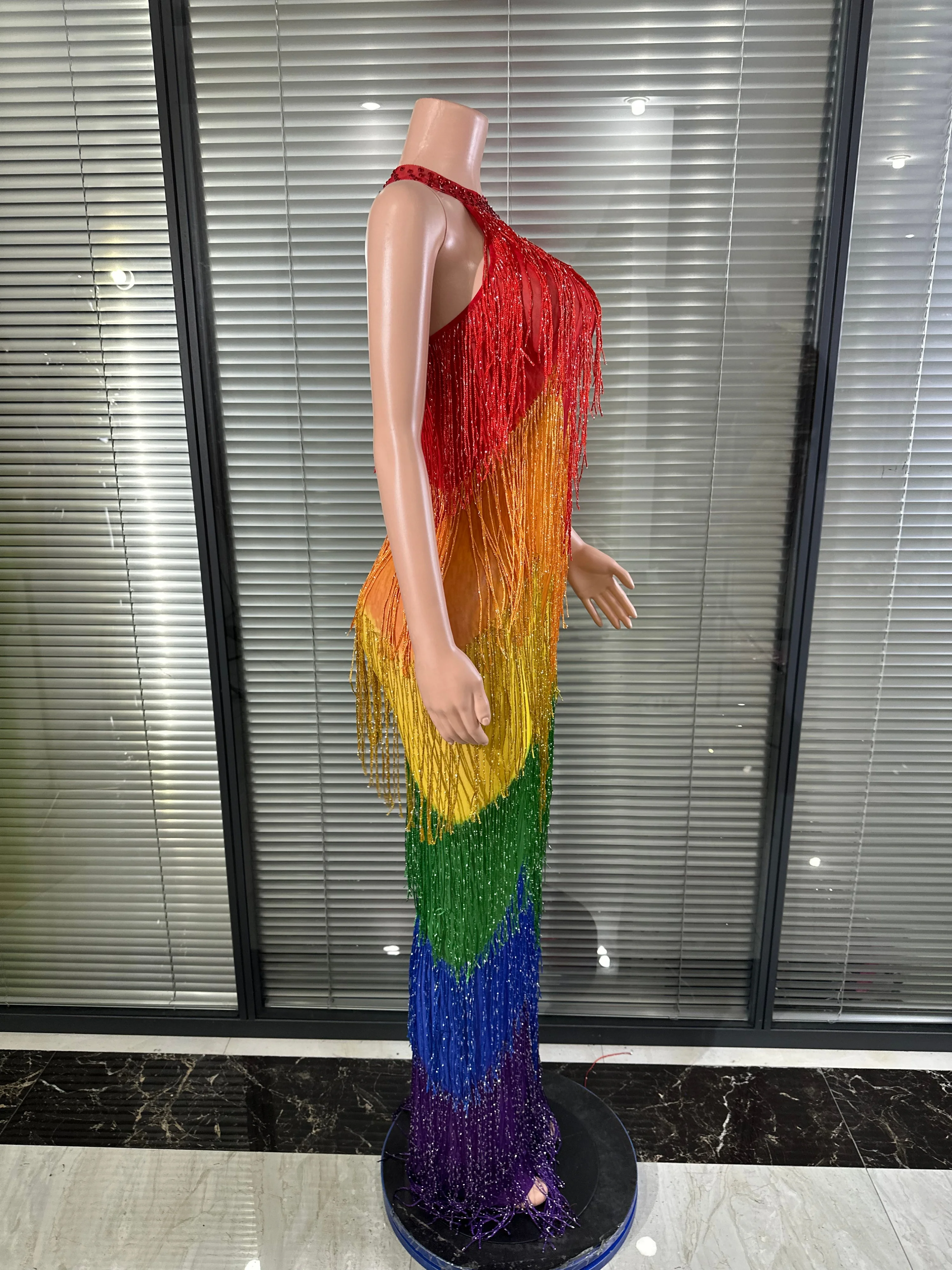 Luxuriöses Regenbogen-Florales Fransen-Maxikleid für Damen, Sexy Neckholder-Strass-Bodycon-Kleid für Bühnenauftritte und Abendpartys