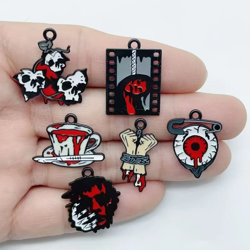 10 Stück Dunkle Blutige Windtropfen-Öllegierungsanhänger Totenkopf Auge Film Geisterhand DIY Armband Halskette Anhänger