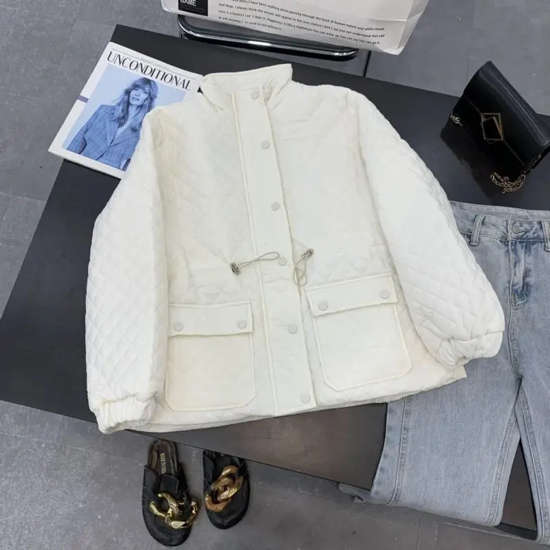 Herbst und Winter Neue Damen Daunenjacke aus Baumwolle, winddicht, Stehkragen, Pendlerjacke mit Diamantgitter und Schnürung