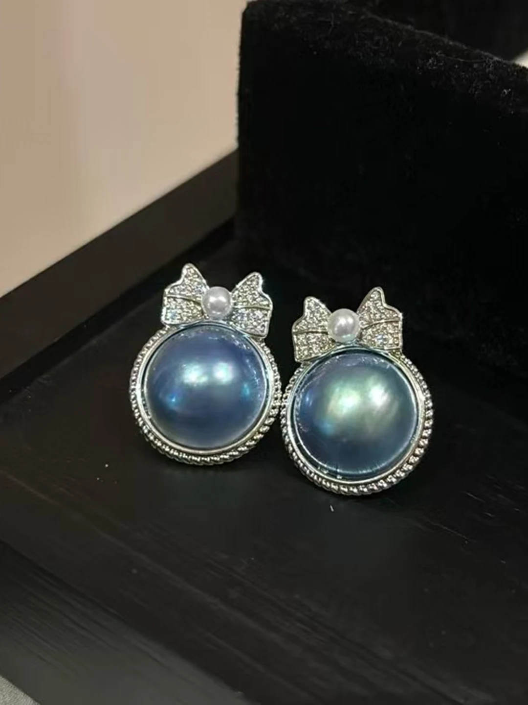 Pendientes de perlas Mabe naturales, joyería versátil y moderna para mujer, elegantes pendientes de perlas redondos planos con incrustaciones de plata