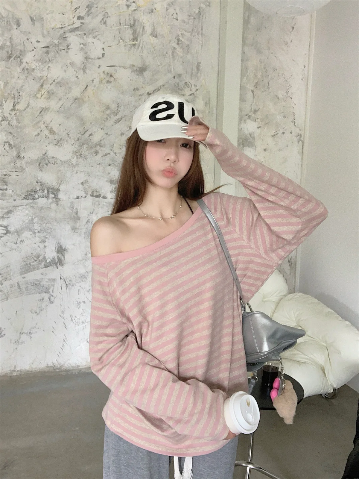 Neues Damen-Herbst-Oberteil: Locker geschnittenes, gestreiftes Off-Shoulder T-Shirt für Studentinnen – Langärmliges Oberteil mit schrägem Schulterdesign für Mädchen und Frauen, lässiges Basic-Shirt – Detail 9