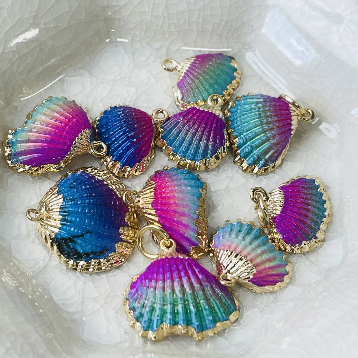 10 teile/paket Großhandel Natürliche Süßwasser Shell Anhänger Gefärbt Shell Charms für Schmuck Machen DIY Halskette Ohrringe Zubehör
