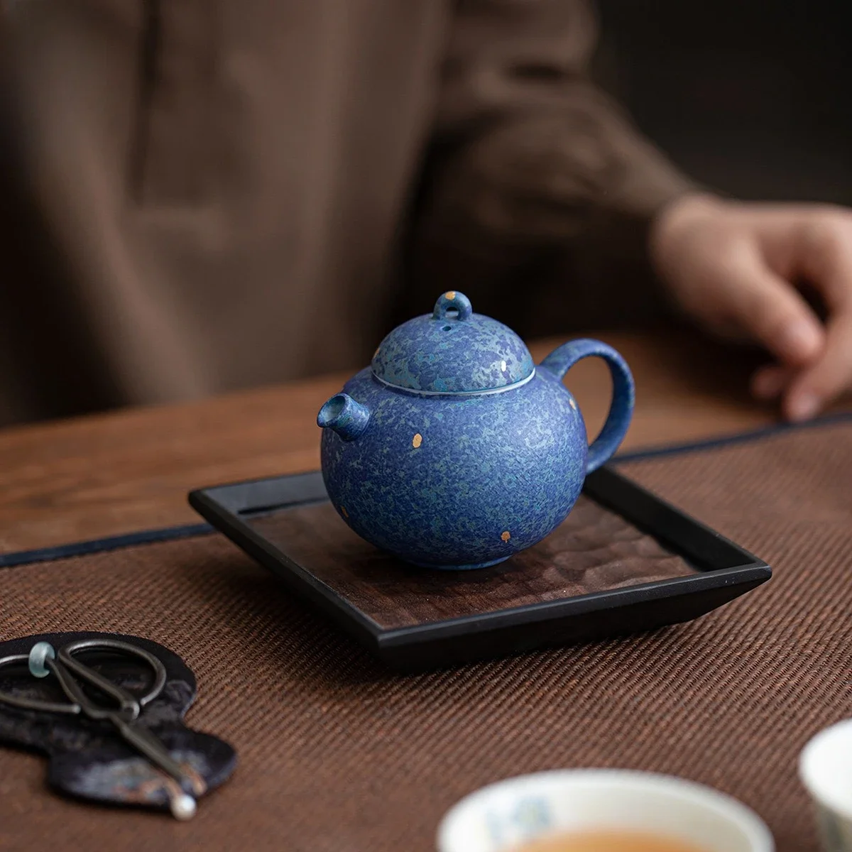 1PC Sapphire Blue Sprinkling Gold Hand-painted Purple Butterfly Ceramic Teapot with Ball Hole Filter Teapot Hand-held Pot Teacup