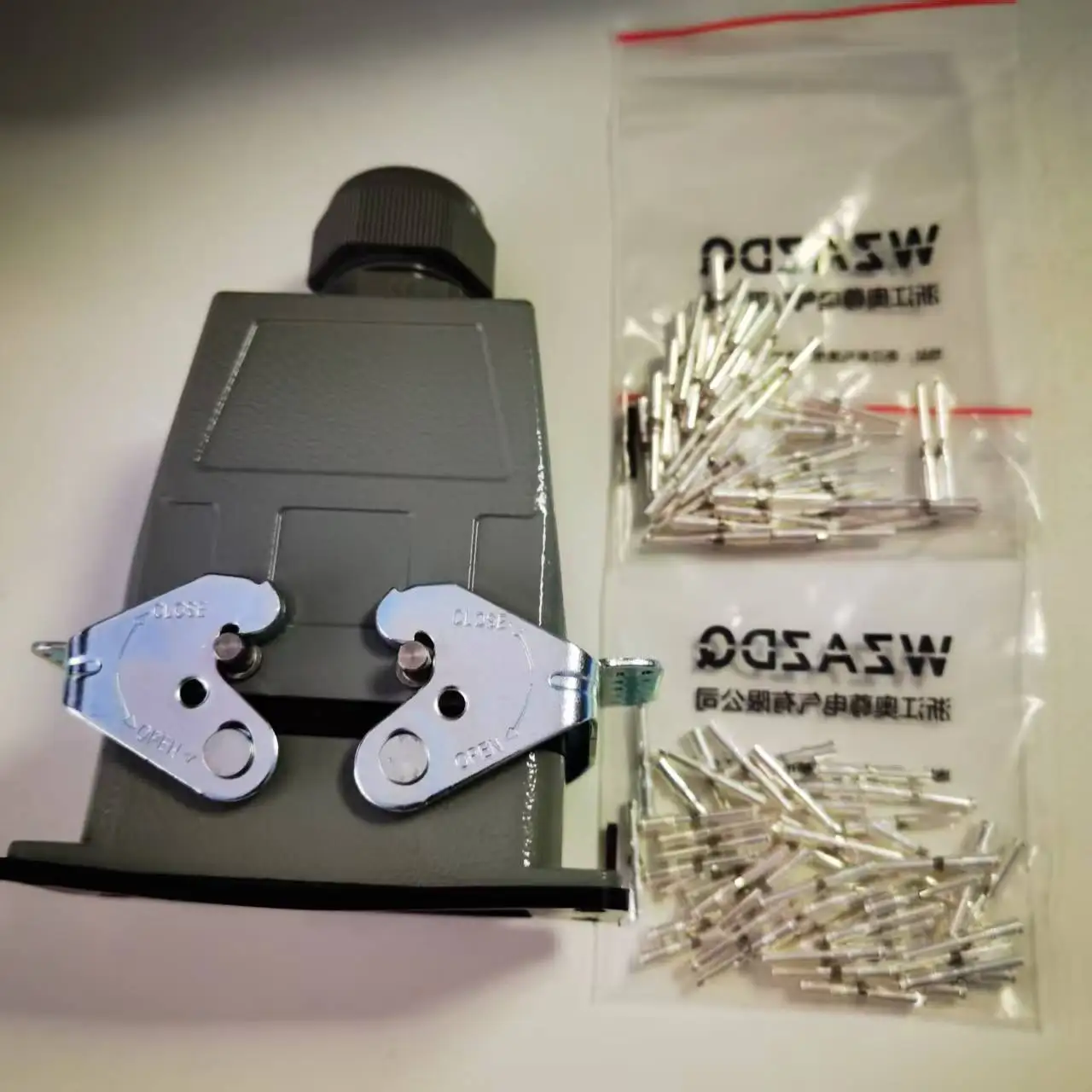 

42 pins HDC-HD-042 cold-pressed heavy-duty connector plug and socket, 250V/10A