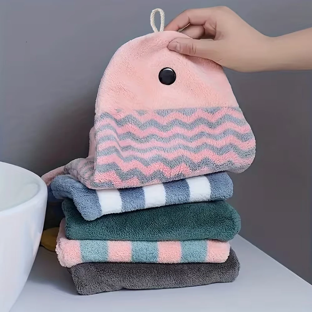 Cute fish-shaped hand towel, made of coral fleece, soft and absorbent, a fun hanging hand towel, essential for bathrooms and kitchens