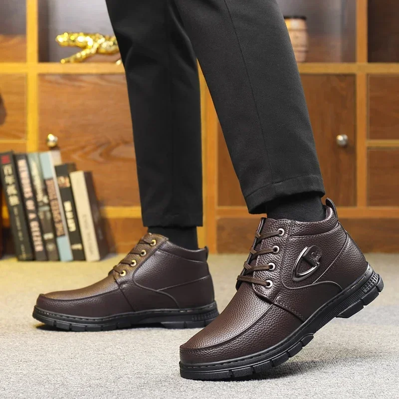 Bota de plataforma de pelúcia curta masculina, sapato de neve, com renda, couro macio, salto robusto, tênis de cano alto, ao ar livre, casual, inverno