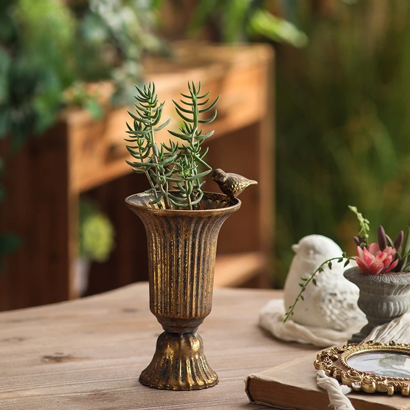 

Золотая ваза в классическом стиле, кувшин-вазон, ретро-кашпо для цветов, кованый металлический настольный цветочный горшок для обеденного стола