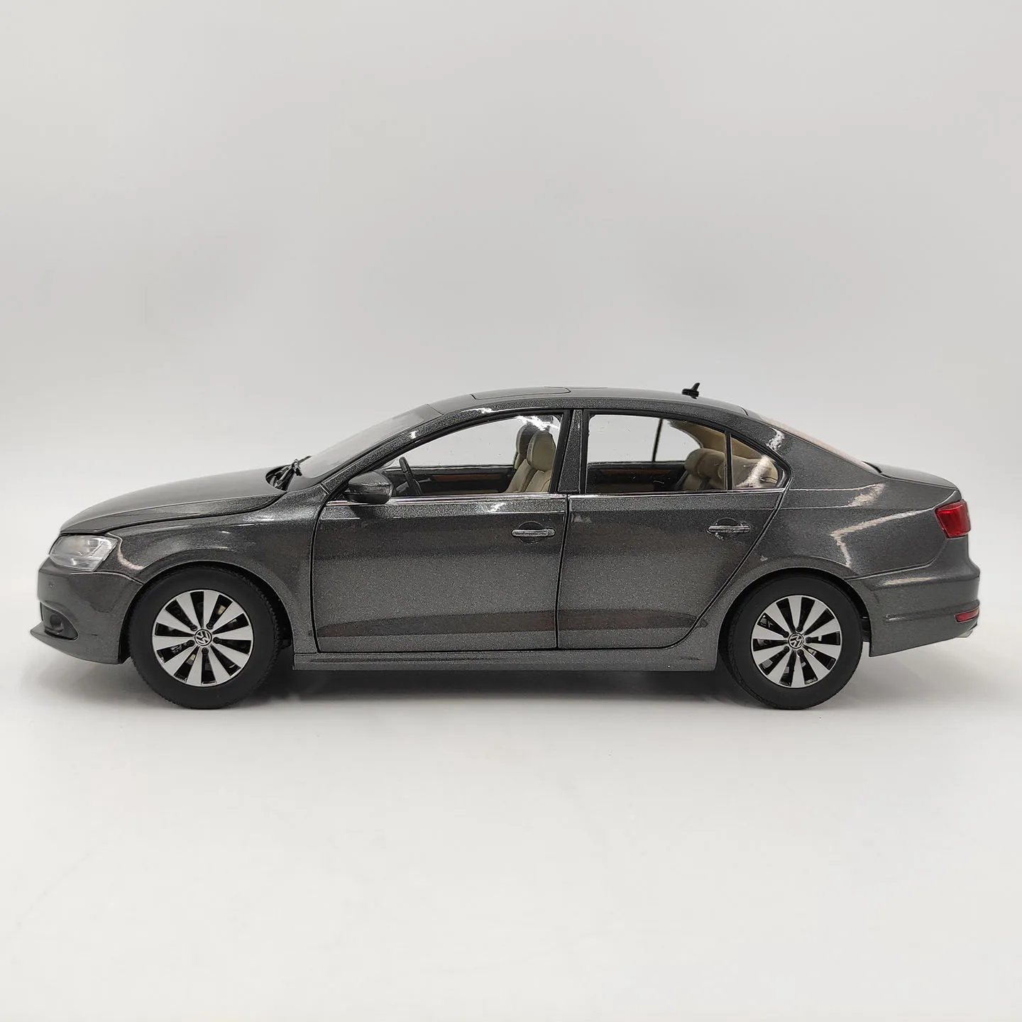 Diecast 1:18 Scale NEW SAGITAR Full-Open Door Alloy Car Model