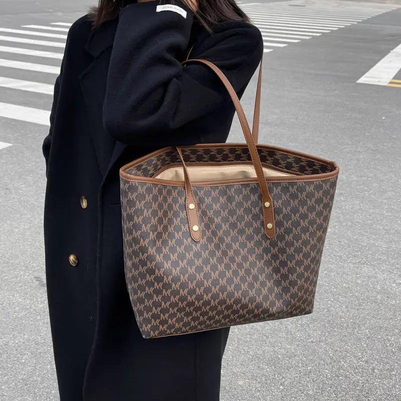 High end Design Big Bag 2024 New Fashion Light Luxury Women's Shoulder Bag Large Capacity Commuting Versatile Casual Tote Bag