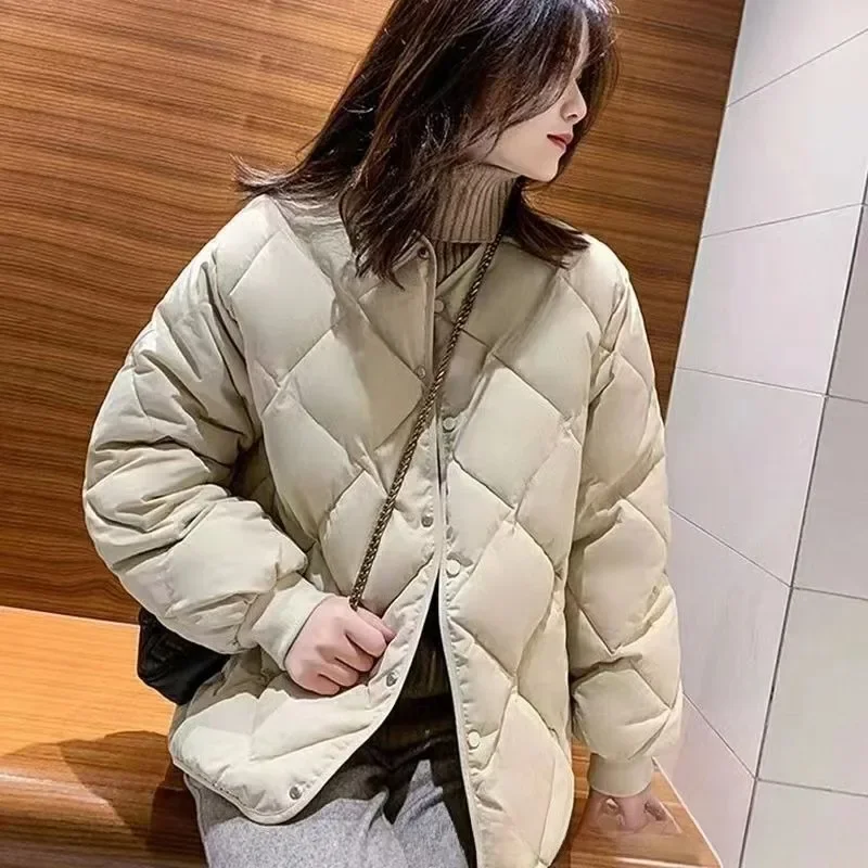 เสื้อแจ็คเก็ตผู้หญิงแบบเบา สไตล์แฟชั่น ทรงพาร์กา อุ่นสบาย บุผ้าแบบควิลท์ เหมาะสำหรับเดินทาง มีกระเป๋าใบใหญ่ ทรงหลวม คอทรงกลม ติดกระดุมแถวเดียว เสื้อผ้าผู้หญิง