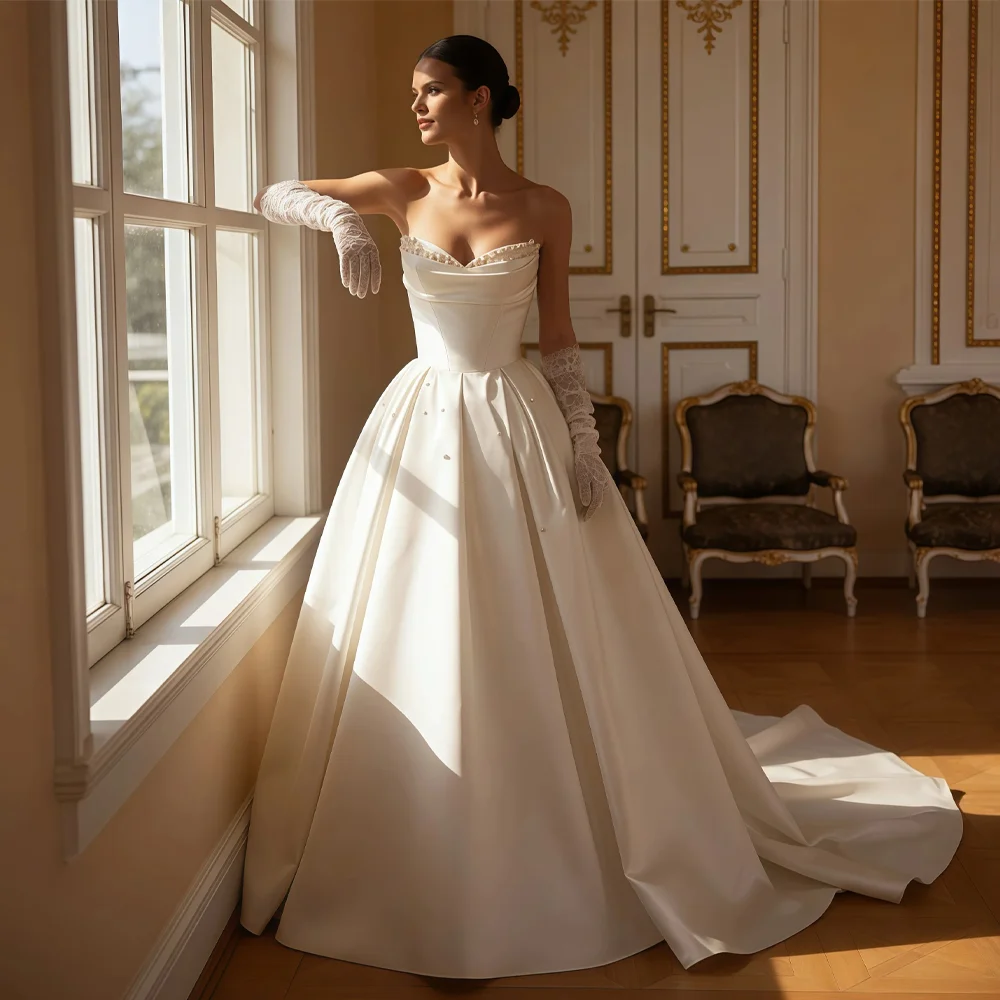 Luxuriöses Satin-Ballkleid Hochzeitskleid Maßgeschneidertes Sweetheart-Kleid mit Perlen und Rüschen Einfaches Brautkleid mit Handschuhen
