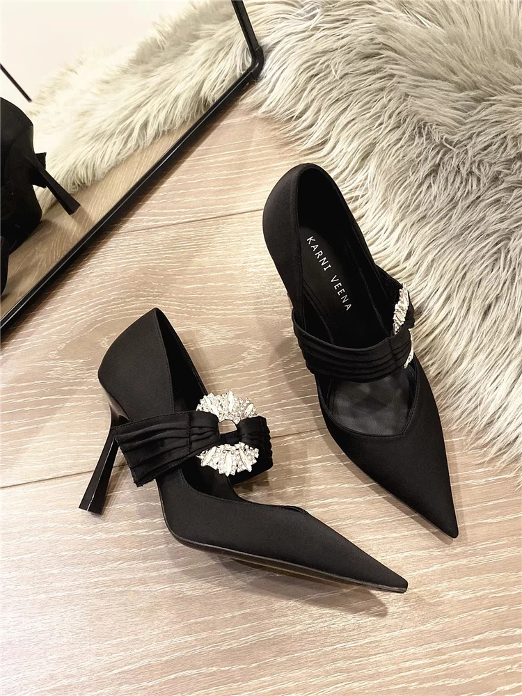 

Новые весенние женские туфли-лодочки из замши с острым носком, на тонком высоком каблуке, с ремешком и пряжкой со стразами, для банкетов и торжественных мероприятий