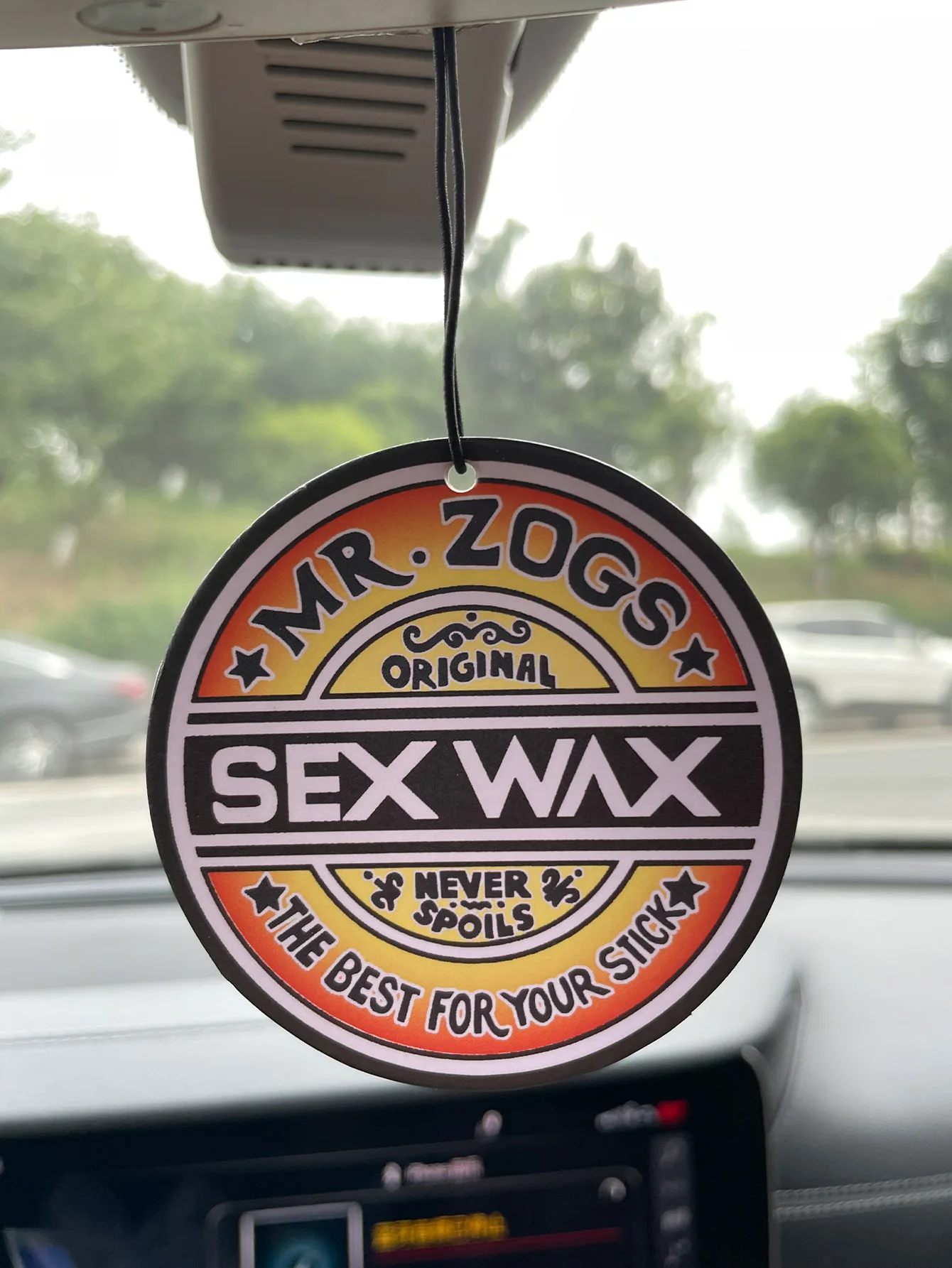 Sex/Hilton Fresh Scent Five-Star Neutral Car Perfume and Non-Toxic Air Freshener |   Natural Essential Oils and Aromatherapy Scent Tablets (Noroili/Grapefruit/Cedar) |   Hanging Type and Dual-Purpose with Vent Clip |   Long-Lasting Fragrance for 60-90 Days |   Deodorize and Purify the Air |   Suitable for Use in Cars, Homes, Wardrobes, and Bathrooms. |   Same Fragrance as the One Sold in the Store