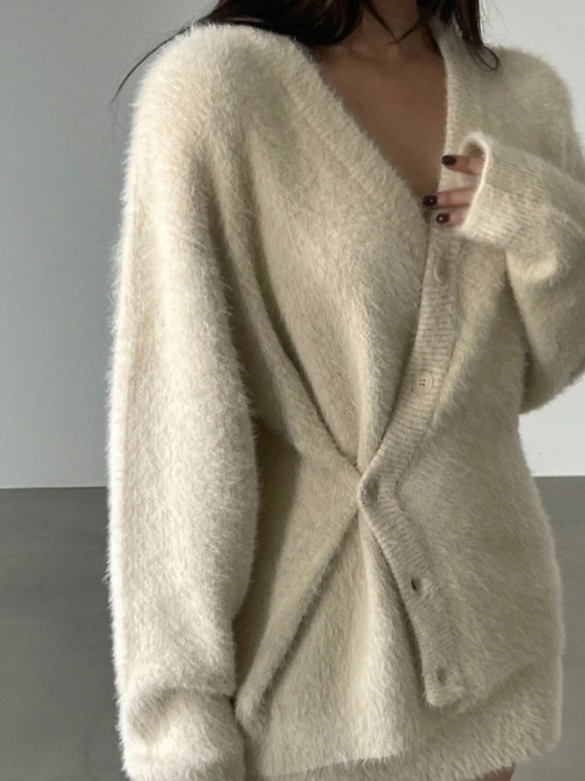 طقم شتوي كوري مكون من قطعتين، كارديجان محبوك برقبة على شكل حرف V بزر واحد وتنورة نصفية من فرو المنك الصناعي بأكمام طويلة وأزر... #1