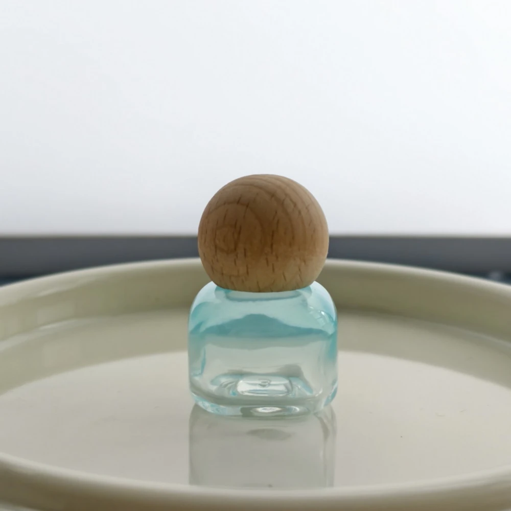 エッセンシャルオイルガラスボトル 再利用可能 詰め替え可能 液体容器 トラベルサイズ ローラーボトル カラフルな香水ローラーボールボトル