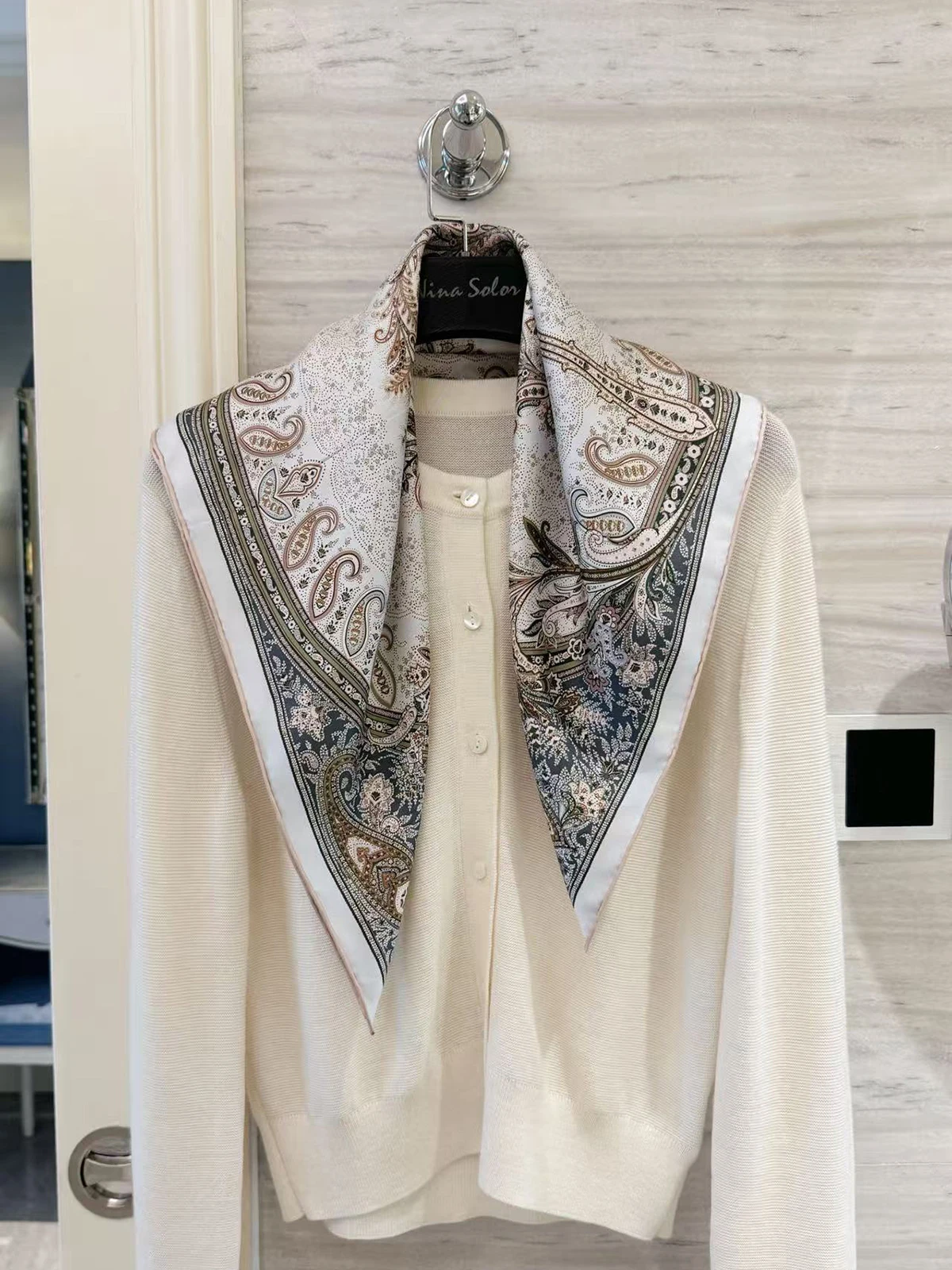 エレガントでロマンチックなninasolorシルクスカーフ、66cm四方、ペイズリー柄、斜め模様、装飾的なファッションアクセサリー、若い女性向け