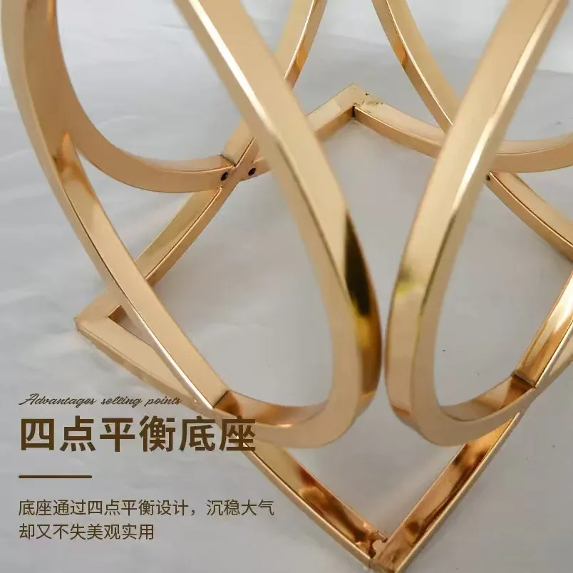 ขาตั้งดอกไม้หรูหราสไตล์ใหม่, ฉากต้อนรับงานแต่งงาน, ขาตั้งดอกไม้บอกทาง, ลายฉลุสีทอง, ตกแต่งดอกไม้บนโต๊ะ