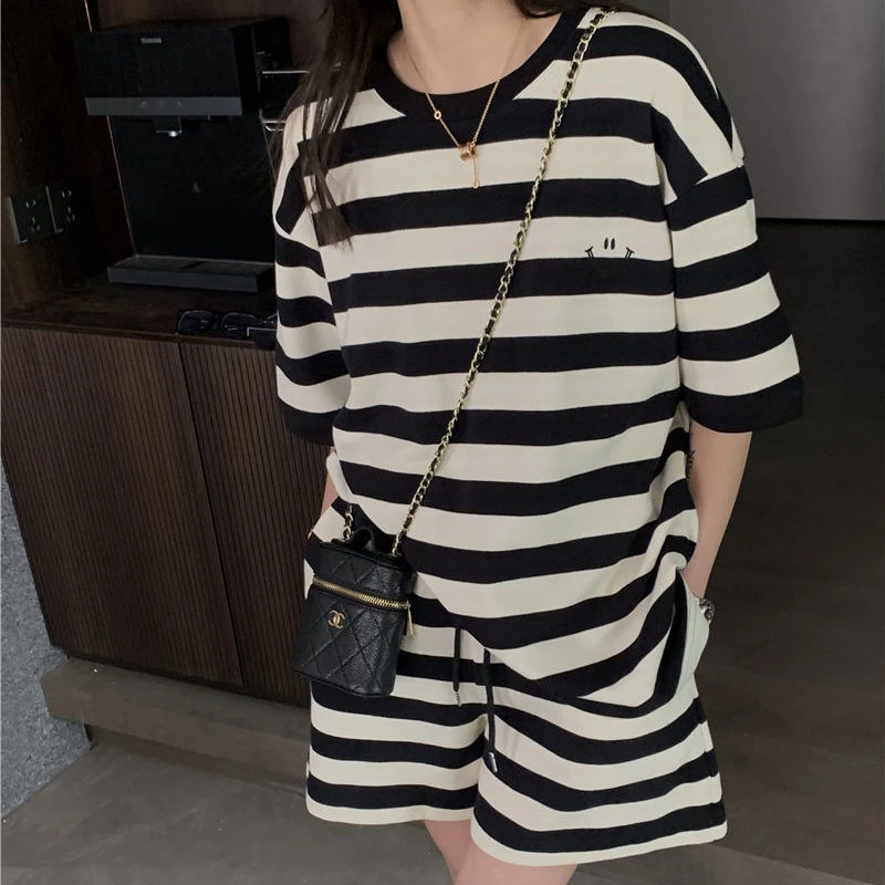 

Fashionable Sporty Casual Embroidered Stripe Top Wide Leg Short Pants Set Loose Fit Summer 2026 New Arrival Women's Ensemble