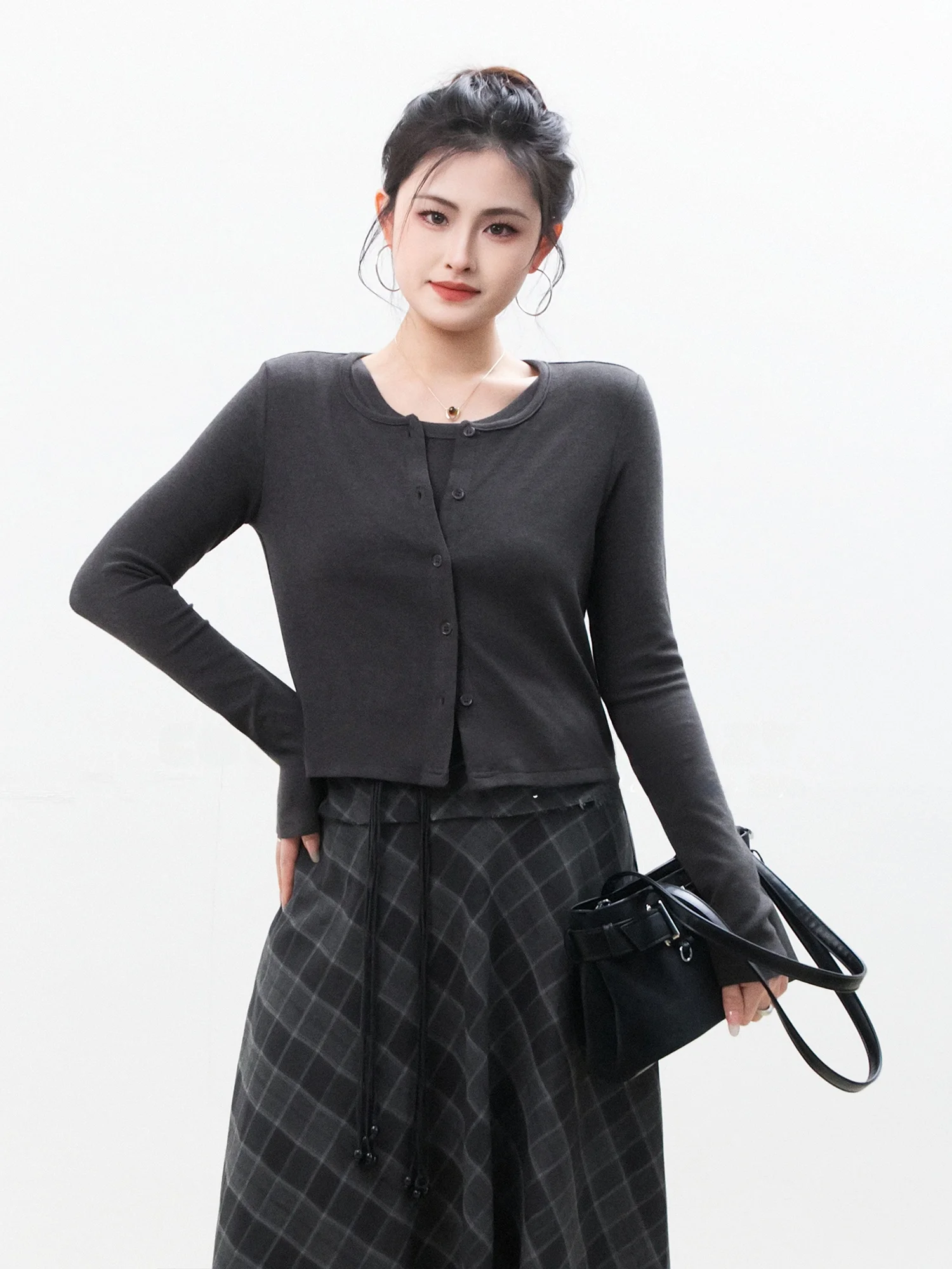 

Комплект Chelzy: Американский ретро-кардиган с длинными рукавами, жилет и юбка в клетку. Женский весенне-осенний модный дизайн для офиса и повседневной носки.