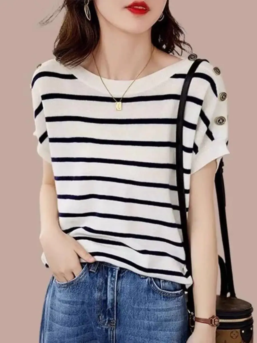 camiseta-de-manga-curta-com-botoes-e-bolso-frontal-em-seda-gelada-listrada-com-blocos-de-cor-moda-verao-estilo-empresarial-com-efeito-rejuvenescedor