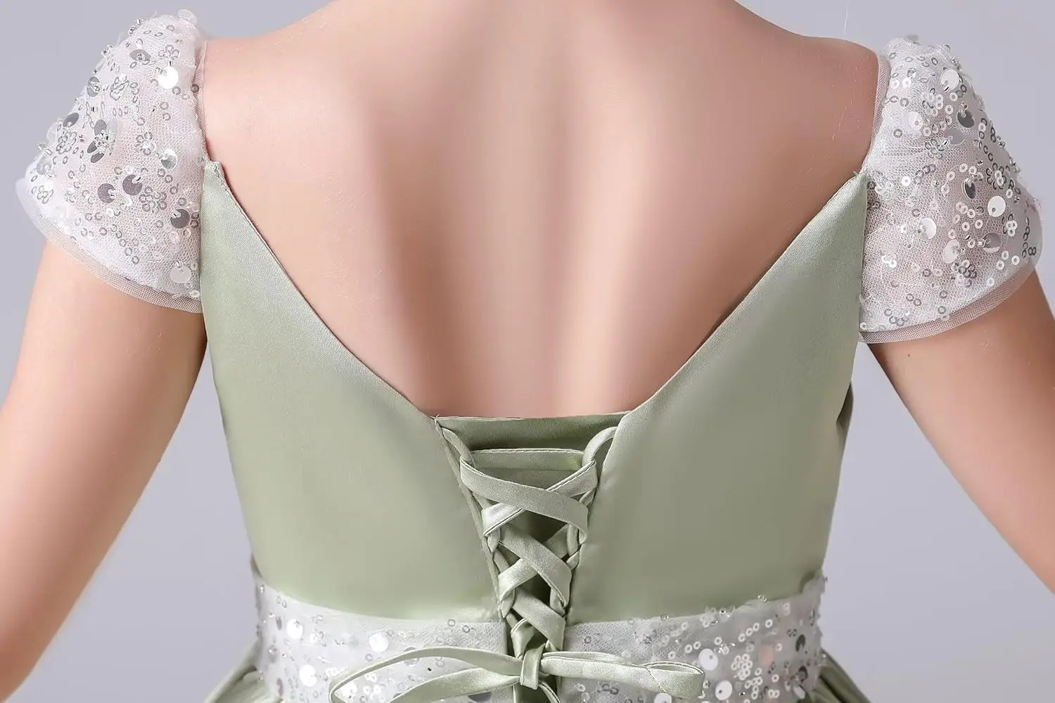 فستان بناتي موديل 2025 بحزام ترتر أبيض وأكمام قصيرة وأربطة من الخلف طويل رسمي من الساتان ورقبة سكوب