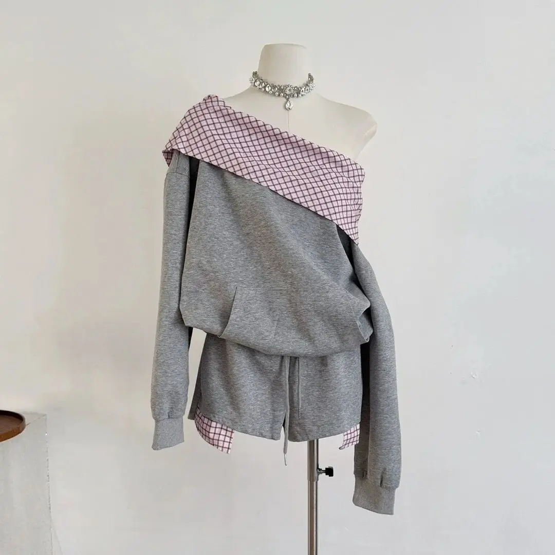 

Корейская женская футболка контрастного цвета на одно плечо с короткими рукавами, новинка лета 202, нестандартный вязаный топ