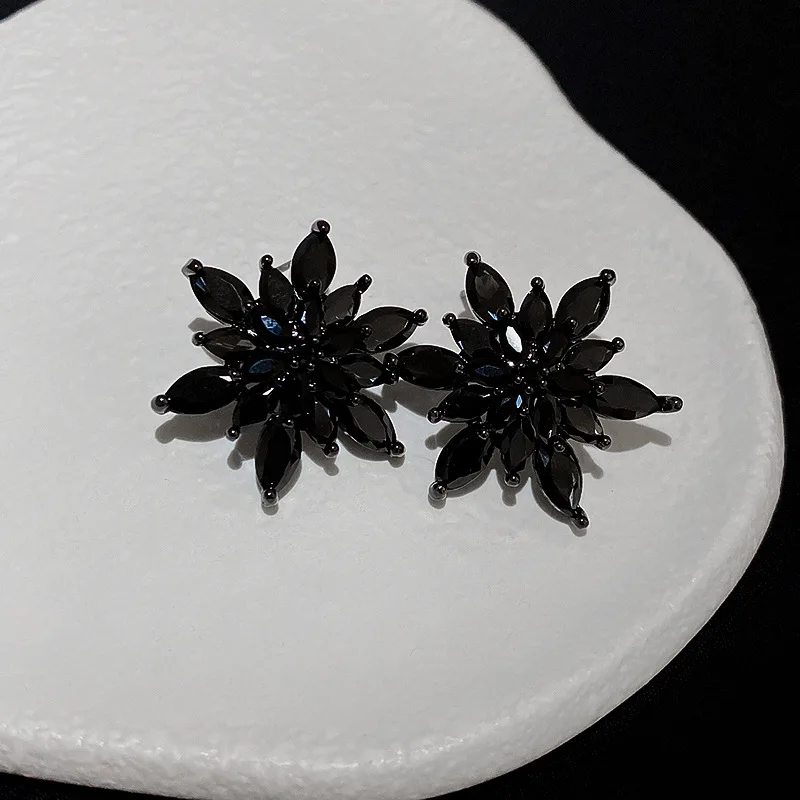 ZAKOL Korea Fashion Black Zircon Flower Stud Earrings for Women Shiny Wedding Party Jewelry 2023 New