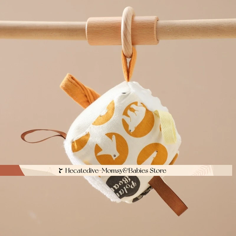【Giocattolo per bambini】 Giocattolo da presa sensoriale per bambini Cubo sonaglio lenitivo Palla tattile Appendiabiti per passeggino in tessuto Addestramento infantile