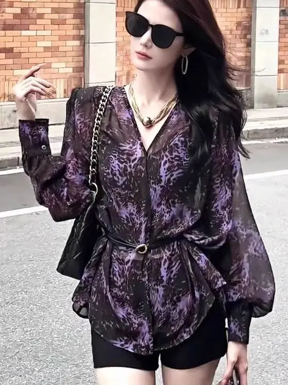 

Новая женская приталенная блузка с длинным рукавом и фиолетовым леопардовым принтом для весны и осени. Элегантный и модный топ.