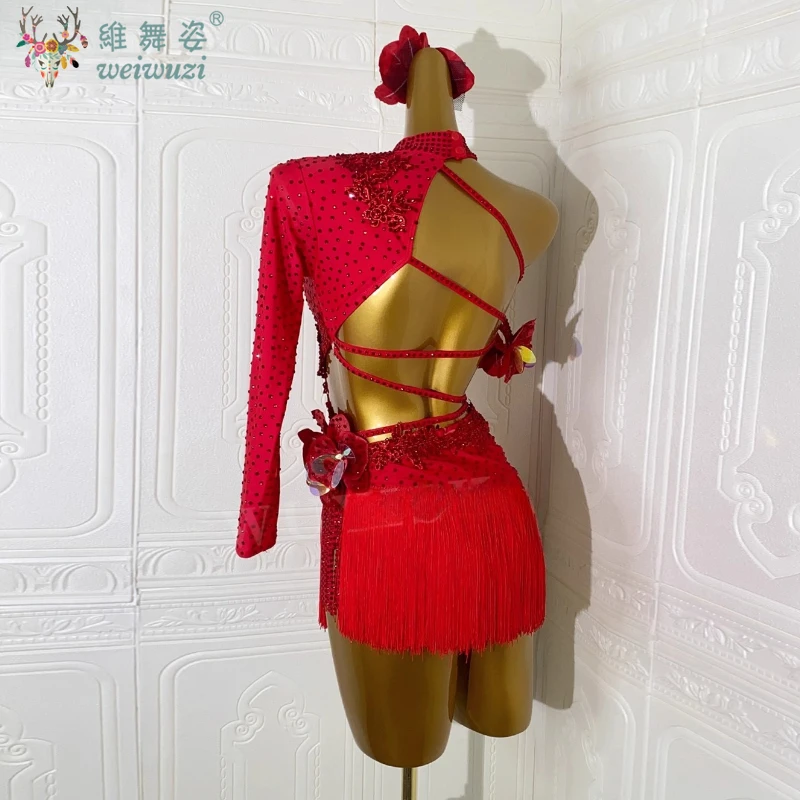 ชุดเต้นลาตินสำหรับผู้หญิง งานแข่งขันระดับสูง กระโปรงทรงเข้ารูปสีแดงประดับกลีบดอกไม้ ดีไซน์เว้า  สำหรับการแสดงซัมบ้าแบบมืออาชีพ ประดับคริสตัล