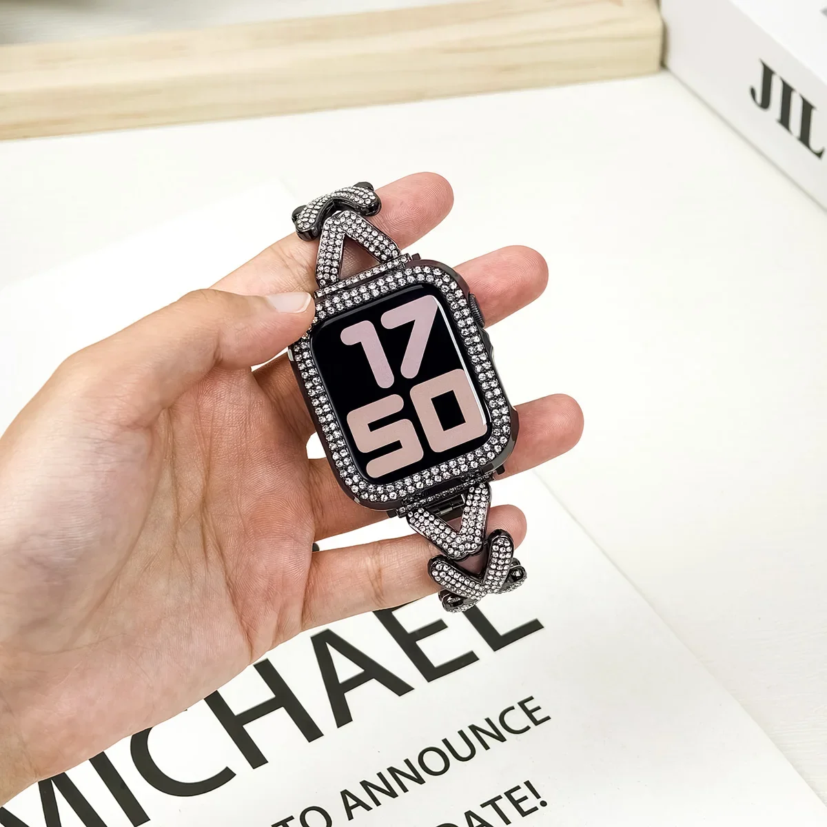 + กรณีสําหรับ Apple Watch Ultra 49 มม.45 44 มม.41 มม.40 38 มม.ผู้หญิงเครื่องประดับเพชร IWatch Series 9 8 7 6 5 4 SE สร้อยข้อมือ