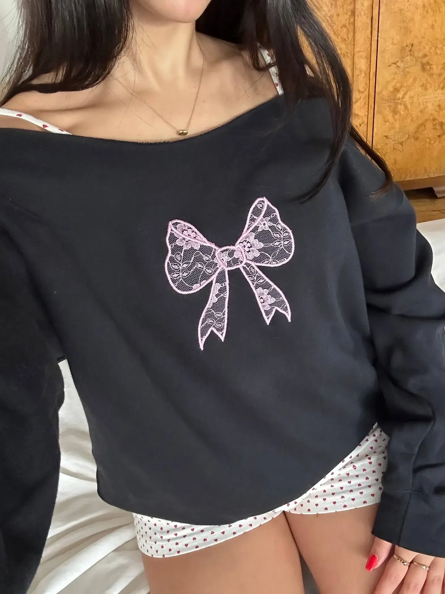 WOMSJIRT Bow Tie Embroidered Spliced Top European Beauty Outfit Simple and Loose One-piece Collar Off-shoulder Sweatshirt