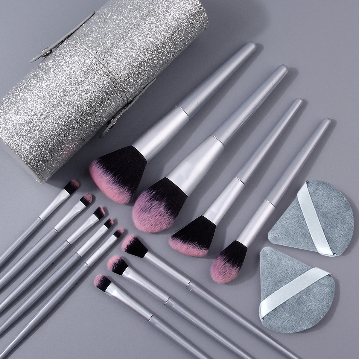 Ensemble de pinceaux à blush polyvalents, pinceaux anti-cernes et pinceaux de maquillage, bouffantes de poudre triangulaires + seau de rangement de grande capacité, 15 pièces