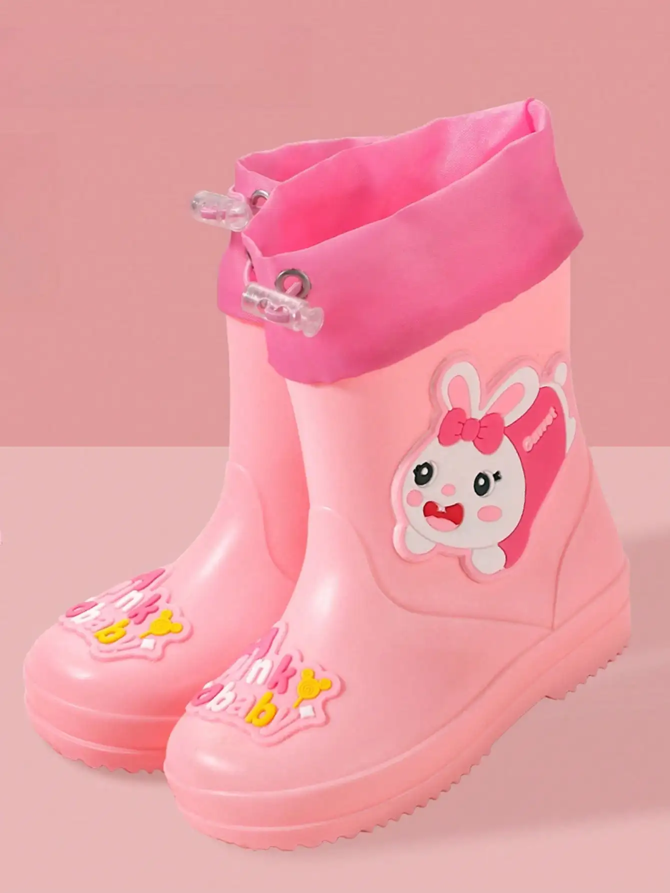 زوج من أحذية المطر الكرتونية للأطفال على الطراز الجديد. حذاء مطر للفتيات مضاد للانزلاق ومقاوم للاهتراء.