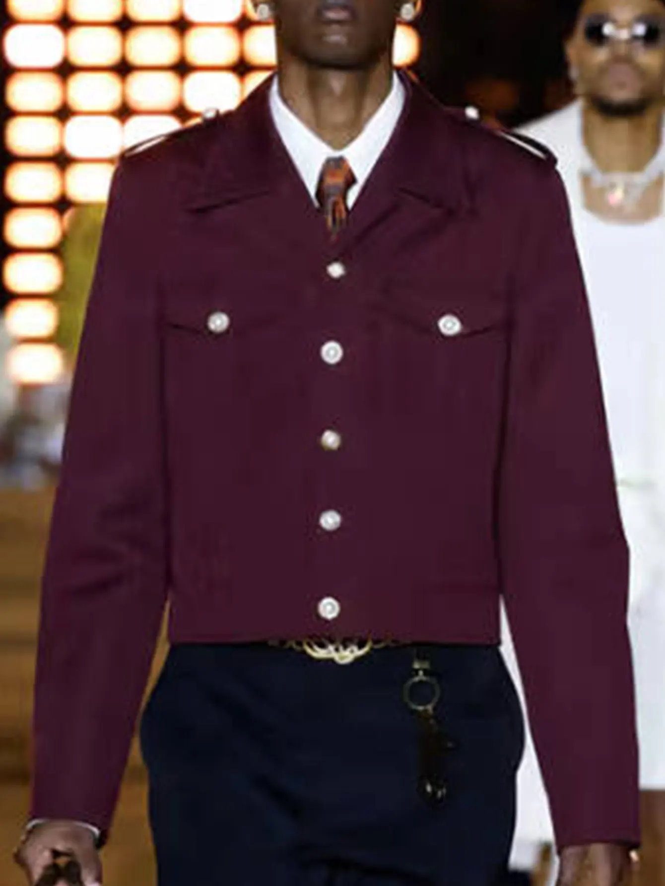 Men Burgundy Lapel Crop Jacket Shoulder Epaulets Metal Buttons Chest Flap Pockets Runway Fashion Cropped Outer Coat
