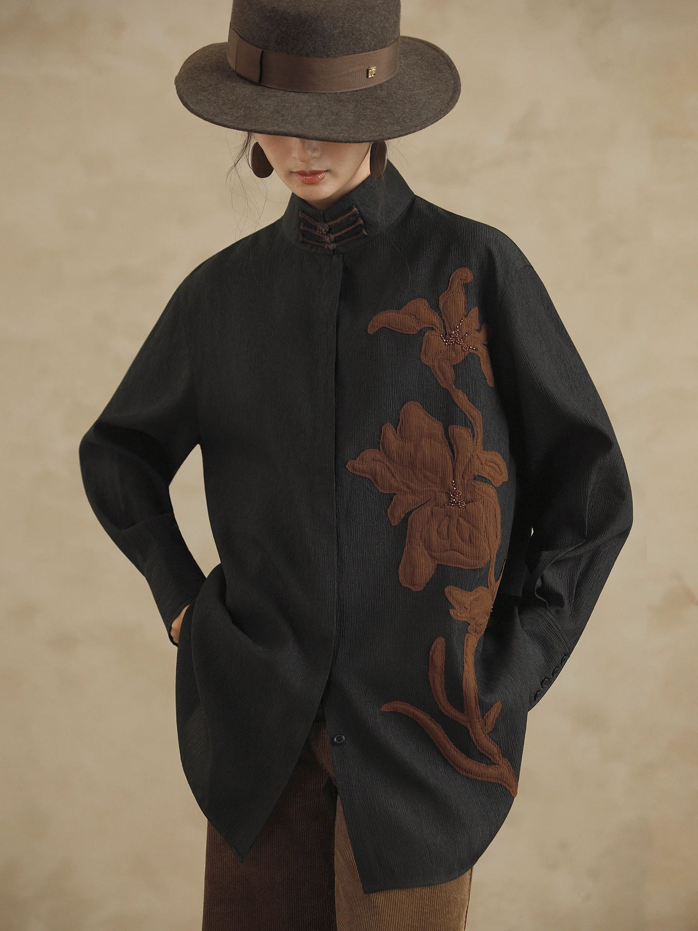 

Новая китайская шелковая рубашка-жакет для женщин с длинным рукавом, воротником-стойкой, на одной пуговице, прямого кроя, оригинальный дизайн