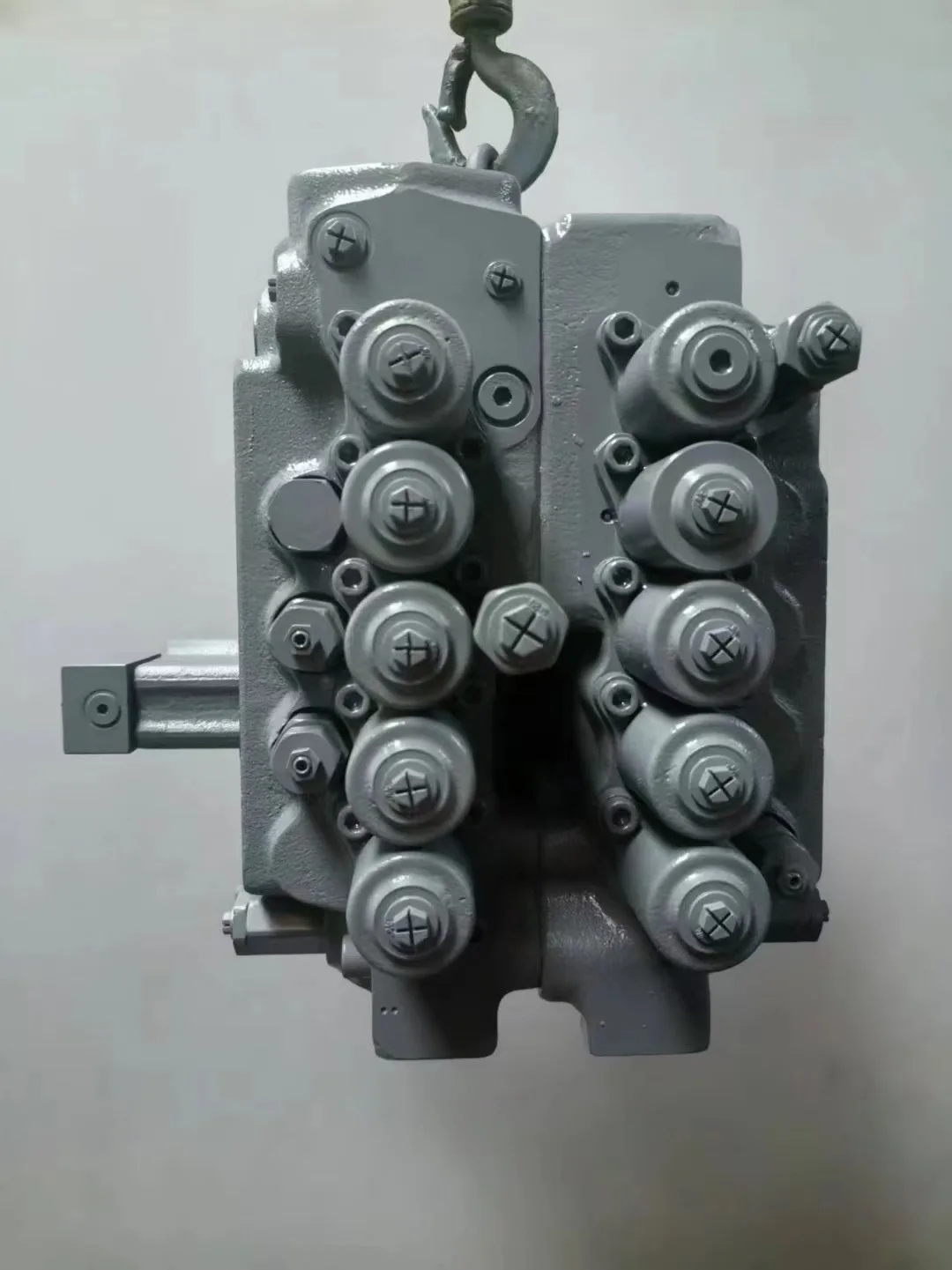 Main Control Valve HD820-1 HD820-3 HD820-5 for Kato Hydraulic Distributing Valve / Multi-way Valve Construction Machinery Parts