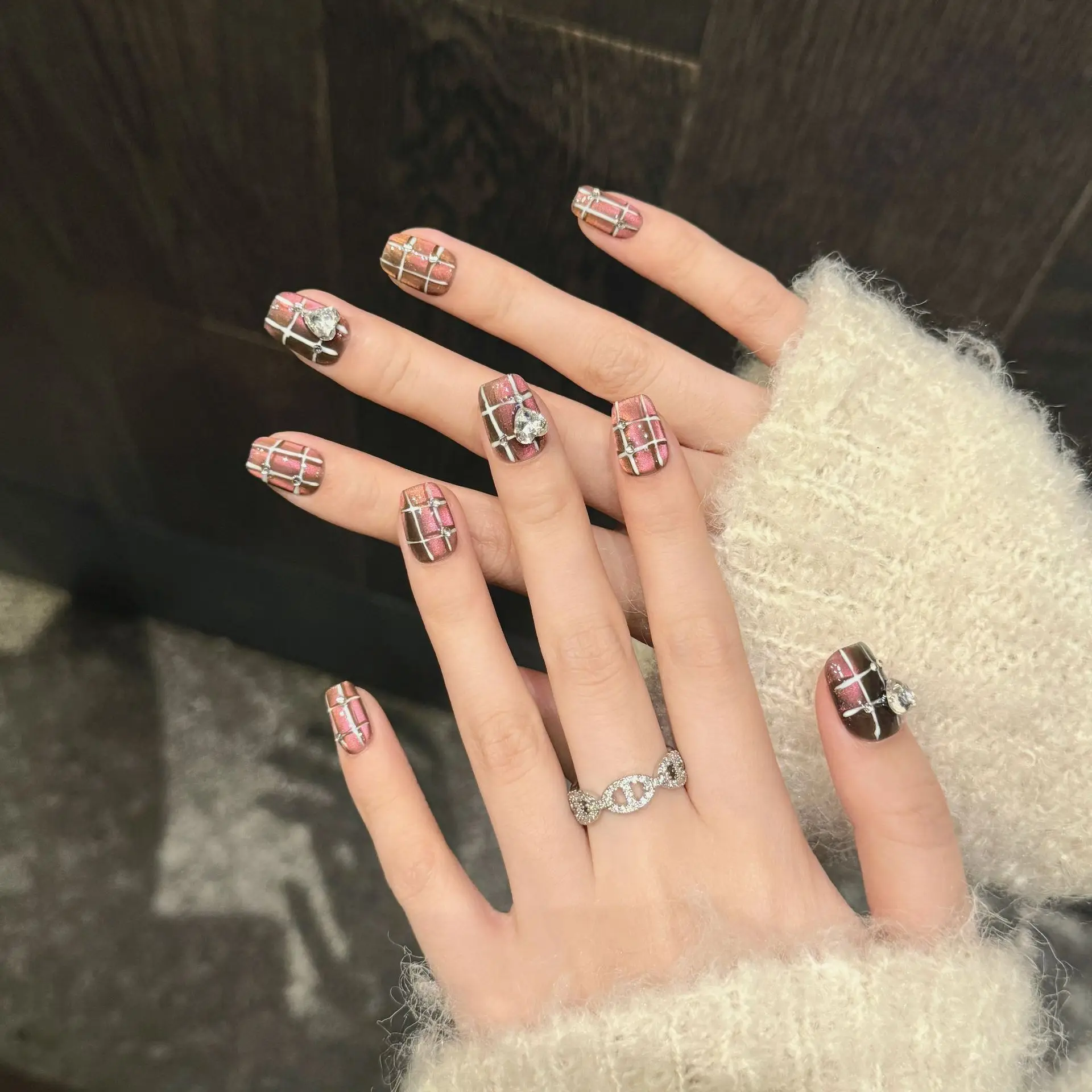 10Pcs Glitter Handmade Cat's Eye Press on Nails Short Handpaint Grid Heart Rhinestone Design Wearable False Nails For Women