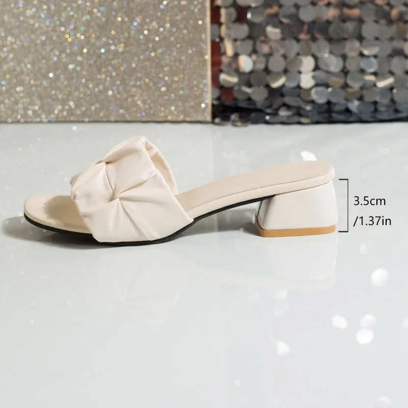 여성 신발 2025 여름 스퀘어 힐 여성 슬리퍼 새로운 야외 슬리퍼 여성 중반 뒤꿈치 드레스 샌들 패션 Pleated 신발
