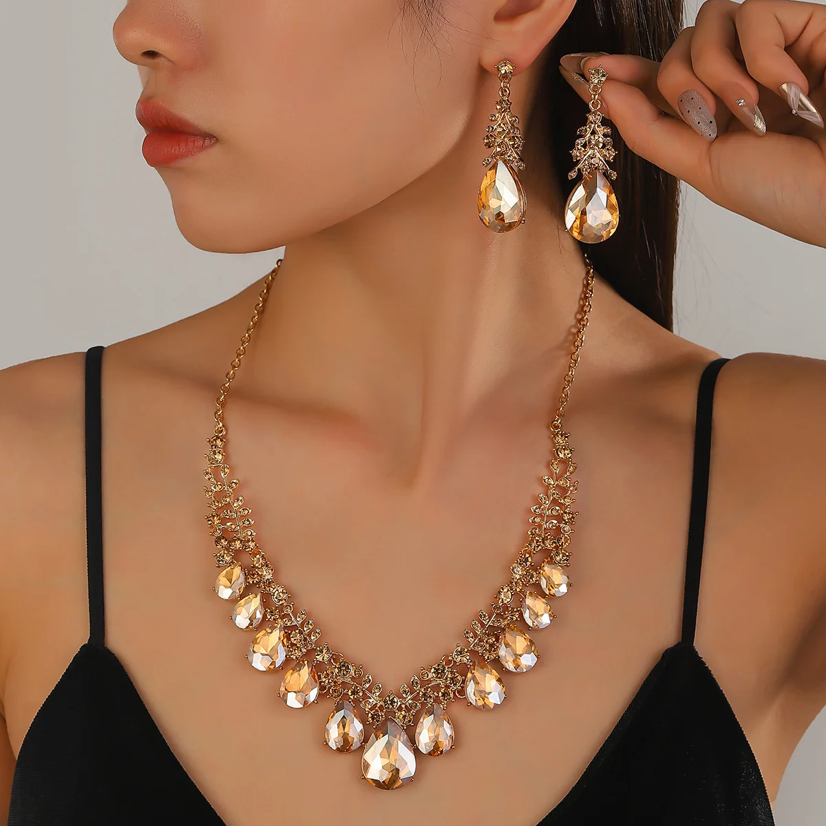 

The essential personalized two-piece set for weddings: stylish and simple necklace and earrings, perfect for any occasion.